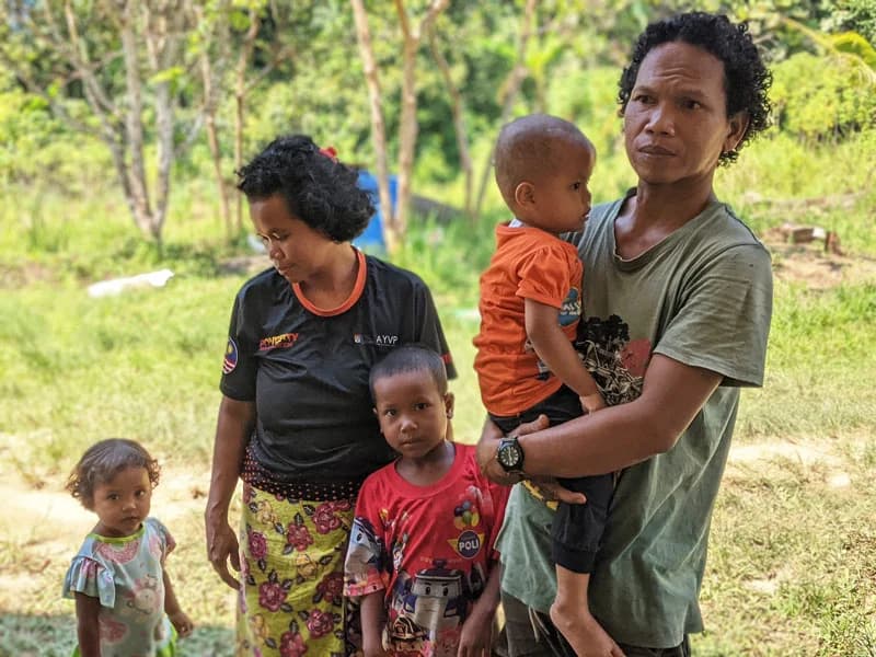 Off-grid family with children